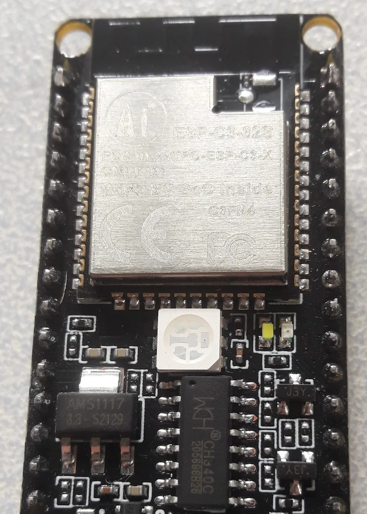 Vývojová deska s modulem ESP32-C3 a adresovatelnou WS2812 LED