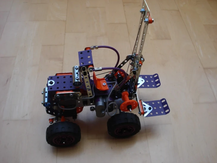 Vysokozdvižný vozík ze stavebnice Meccano